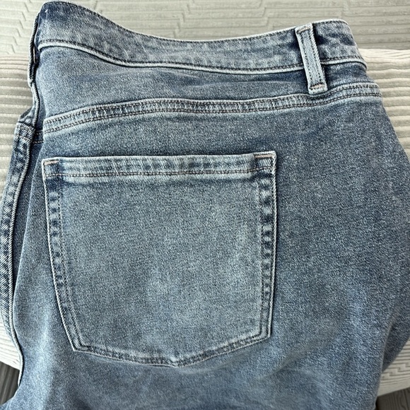 NWT Lane Bryant Distressed/Frayed Boyfriend Mid Rise Bermuda Shorts. Size 20 - Picture 5 of 15